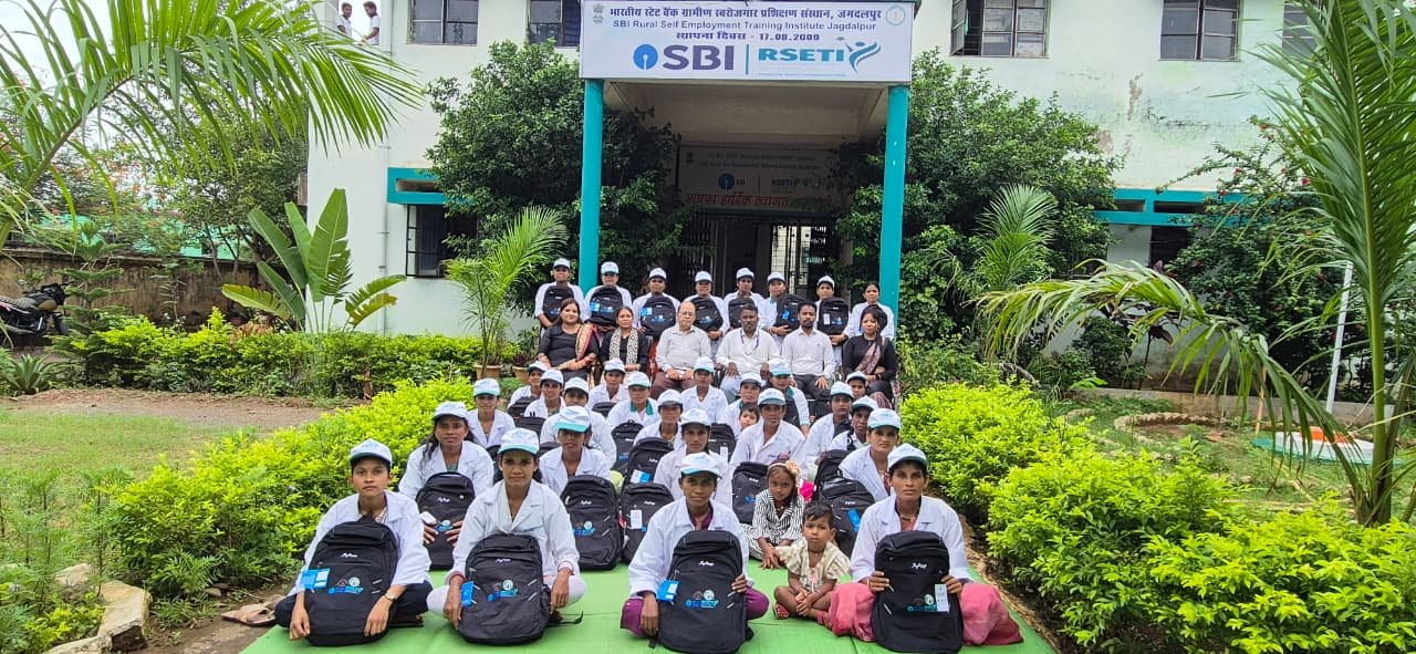 बस्तर की महिलाओं के लिए आत्मनिर्भरता की नई उड़ान जगदलपुर आरसेटी में 'पशु सखी' प्रशिक्षण कार्यक्रम का समापन
