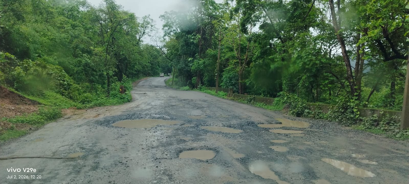 दरभा–सुकमा NH-30 की बदहाल सड़क बनी मुसीबत, गड्ढों में तब्दील मार्ग पर रोज़ाना फंस रहे वाहन