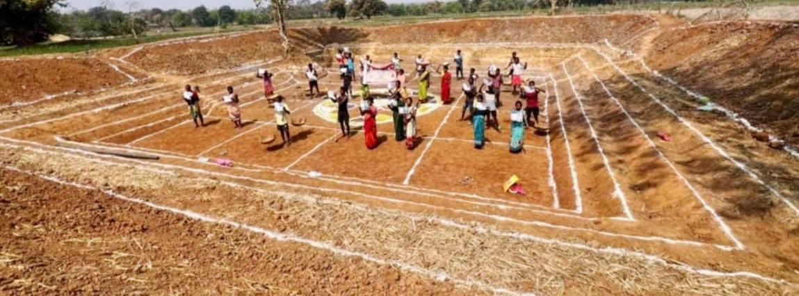 खोटलापल ग्राम पंचायत में डबरी निर्माण से बदली ग्रामीणों की तकदीर,  किसानों की आय में होगी वृद्धि