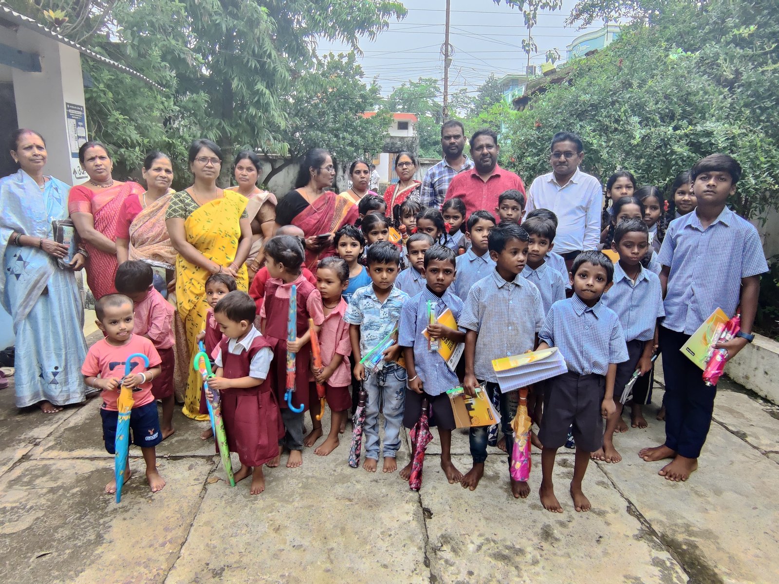 व्यापारी प्रकोष्ठ शहर अध्यक्ष/छाया पार्षद राजेंद्र पटवा ने प्राथमिक शाला के बच्चों को वितरित किए छाते एवं स्टेशनरी सामग्री