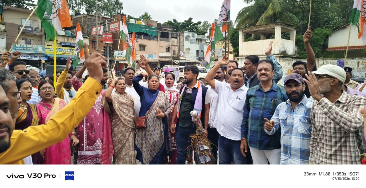 बस्तर जिला कांग्रेस कमेटी शहर/ग्रामीण के संयुक्त तत्वाधान में विपक्ष की आवाज दबाने के विरोध में प्रधानमंत्री और मुख्यमंत्री का पुतला दहन