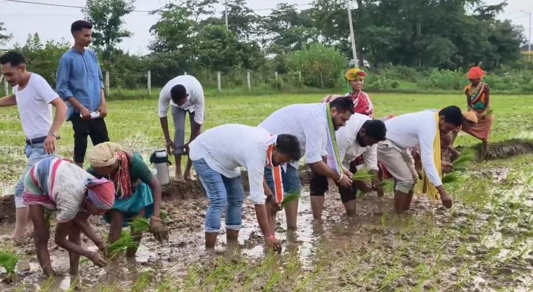 मिशन गांव चलो अभियान के तहत कांग्रेस का खूंटपदर में जनसंपर्क, किसानों के साथ खेत में किया श्रम
