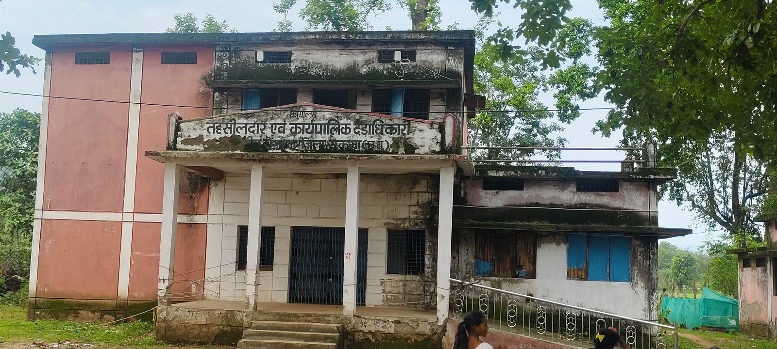 तोंगपाल तहसीलदार एवं कार्यकारी मजिस्ट्रेट कार्यालय की जर्जर इमारत बनी चिंता का विषय