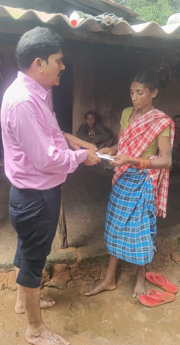 प्रशासन बना संकट की घड़ी का सहारा आपदा में पति को खोने वाली चैती को मिली सहायता, चार लाख रुपये की राहत राशि से मिला संबल