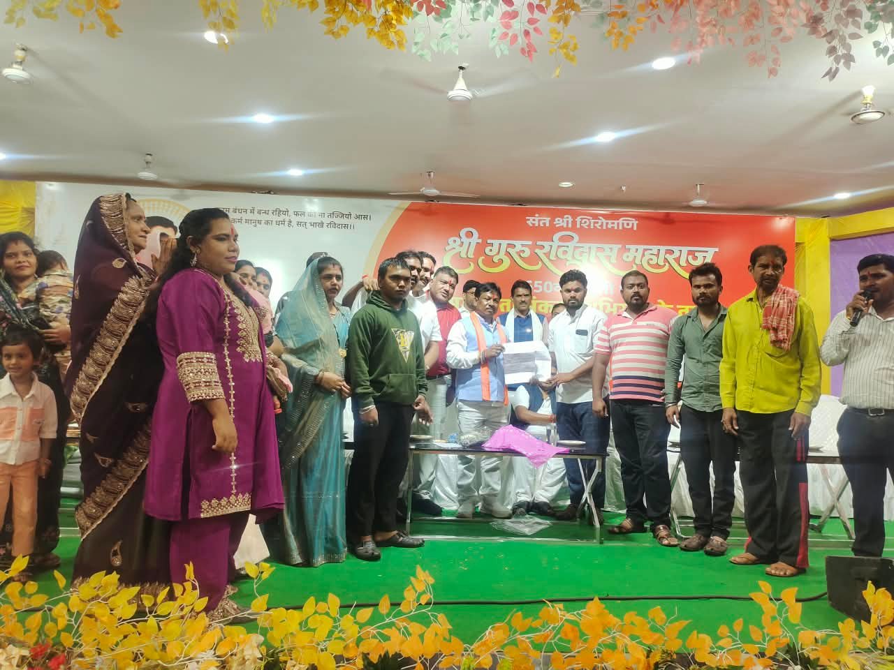 रविदास मंदिर में कलश स्थापना वाराणसी से लाए कलश की संत रविदास मंदिर में हुई स्थापना अहिरवार समाज ने मंदिर के जीर्णोद्धार और नए मंदिर के लिए भूमि की मांग रखी