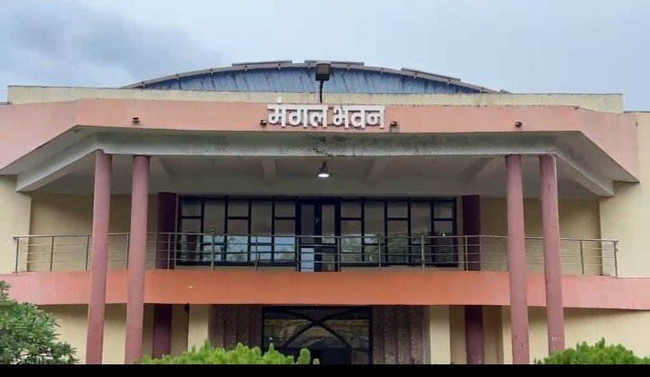 एनएमडीसी ने 12 ग्राम पंचायतों को बांटी टेंट सामग्री, मांग के बाद मिली सुविधा