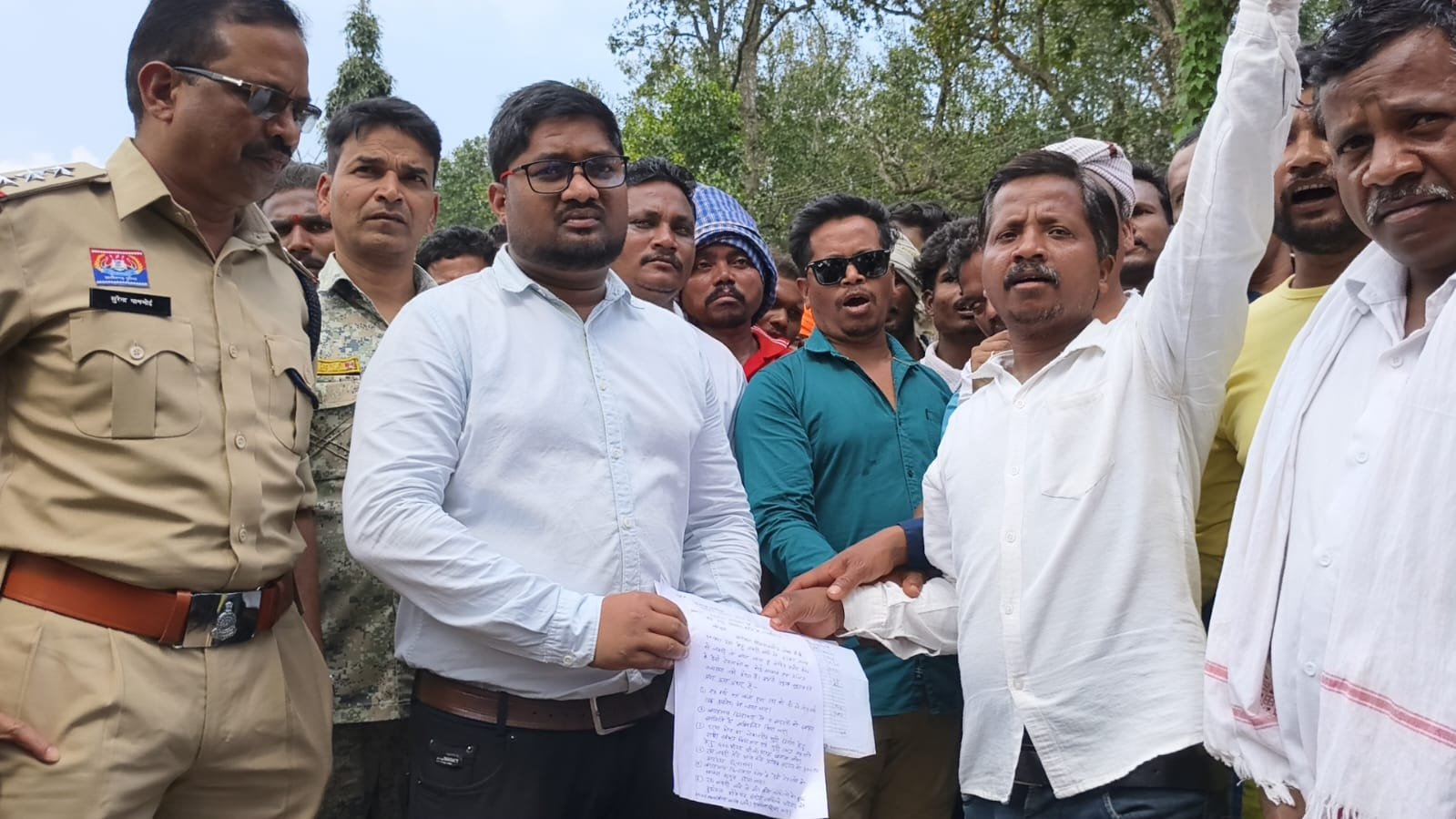 बस्तर दशहरा रथ निर्माण के लिए दरभा जंगल से लकड़ी कटाई का विरोध दरभा बारहपाल-छिंदावाड़ा क्षेत्र के ग्रामीणों ने जताई आपत्ति, सरपंच, उपसरपंच, पंच एवं युवा सदस्य प्रदर्शन में रहे मौजूद